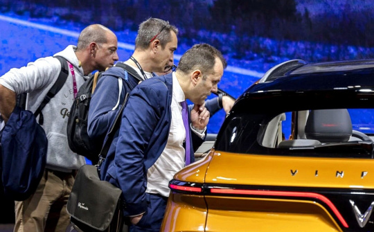 Cổ phiếu VFS của VinFast mất gần 50% sau 2 ngày, Forbes coi VinFast là công ty chưa hề niêm yết!