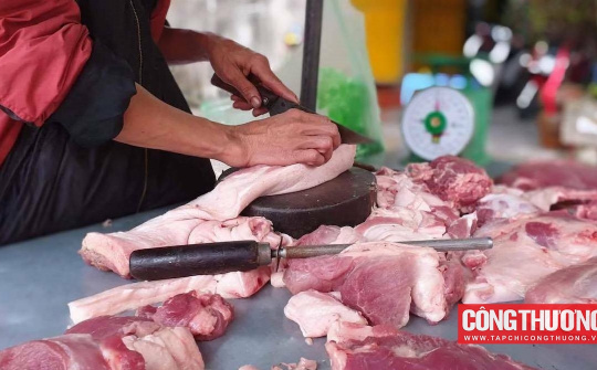 Giá heo hơi hôm nay 5/8: Miền Nam tiếp tục giảm, miền Bắc tăng mạnh thêm 2.000 đồng/kg