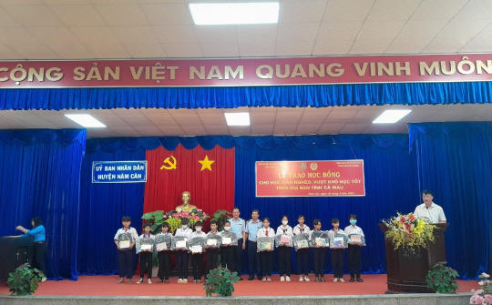 QLTT Cà Mau và TP. Hồ Chí Minh trao quỹ khuyến học và học bổng cho học sinh nghèo, vượt khó