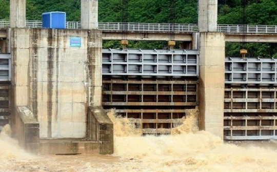 Mực nước hồ thủy điện ngày 5/8: 4 hồ chứa tại Nghệ An thông báo xả 500-1500 m3/s nước qua đập tràn