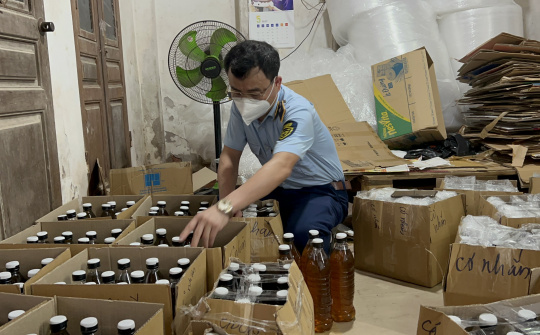 Hà Nội: Khởi tố vụ án và đối tượng buôn bán mật ong giả