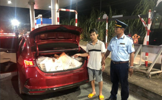 QLTT Long An bắt đối tượng vận chuyển gần 10.000 bao thuốc lá nhập lậu