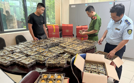 Quản lý thị trường Hà Nội: Phát hiện, tạm giữ trên 800 chiếc bánh trung thu không rõ nguồn gốc, xuất xứ