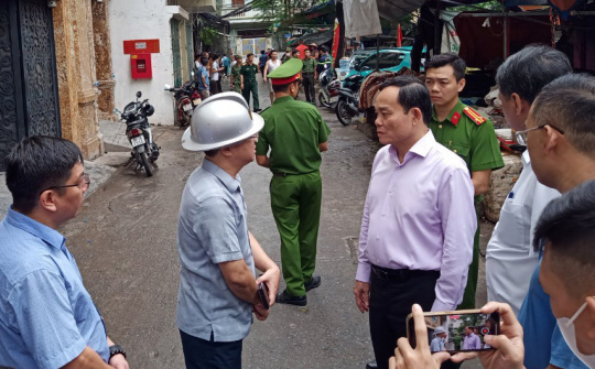 Phó Thủ tướng Trần Lưu Quang chỉ đạo khắc phục hậu quả vụ cháy chung cư tại Khương Hạ (Hà Nội)