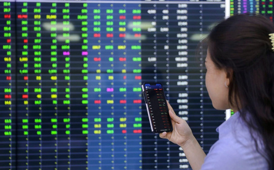 Giá cổ phiếu tăng vọt, loạt lãnh đạo công ty chứng khoán muốn bán hết cổ phiếu đang sở hữu