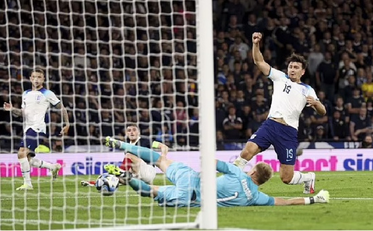 David Beckham chia sẻ kinh nghiệm với Harry Maguire