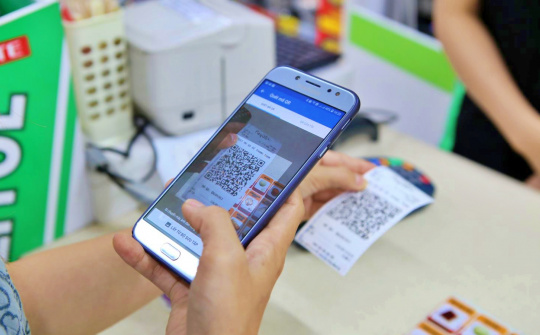 Thanh toán qua QR code tăng đột biến, một loại hình giao dịch khác "hết thời"