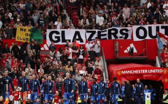 Gary Neville chỉ trích nhà Glazers