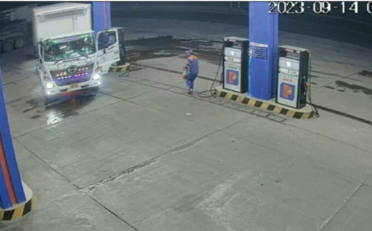 Petrolimex Quảng Trị: Nhân viên cửa hàng xăng dầu kịp thời dập lửa cứu xe ô tô