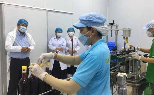Long An: Hỗ trợ ứng dụng máy chiết rót tự động trong sản xuất gia vị