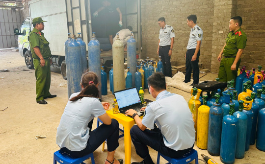 Đột kích kho hàng phát hiện thu giữ 118 bình khí cười (N2O) trên địa bàn Thái Nguyên