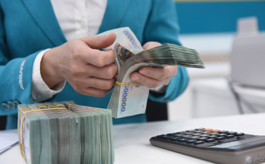 Cách tính lãi suất vay ngân hàng được minh hoạ bằng khoản vay 100 triệu, lãi vay tháng thấp nhất 32 nghìn