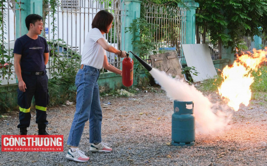 [TIN ẢNH] Nâng cao kỹ năng phòng cháy chữa cháy cho toàn thể cán bộ phóng viên, người lao động Tạp chí Công Thương