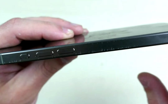 iPhone 15 Pro chịu được "tra tấn " bằng dao, búa?