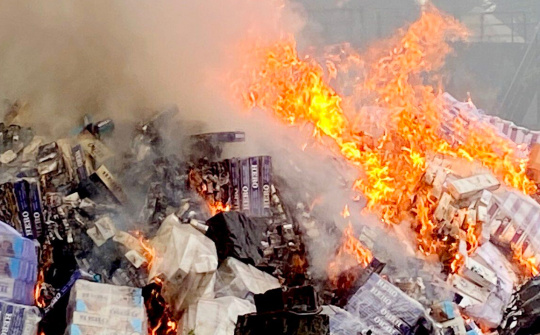 Quản lý thị trường Kiên Giang tiêu hủy hơn 9.000 bao thuốc lá nhập lậu