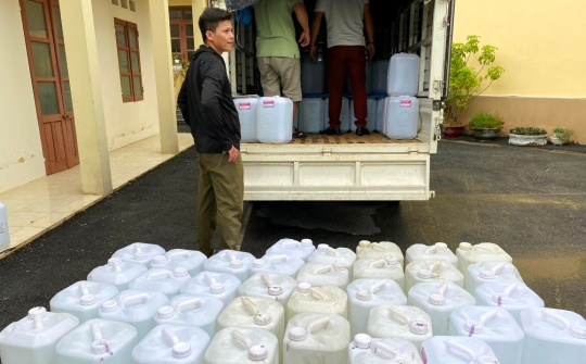 Quản lý thị trường Bắc Kạn phát hiện 1.880 lít rượu trắng không dán tem rượu sản xuất