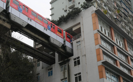 Ga tàu điện chạy “xuyên thủng” nhà 19 tầng độc nhất thế giới