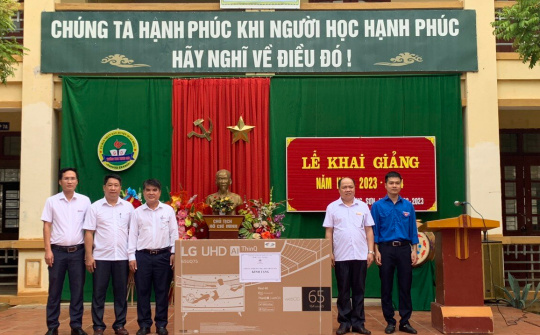 Thủy điện Trung Sơn hỗ trợ các trường tại xã Trung Sơn dịp khai giảng năm học mới