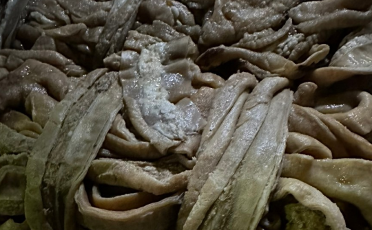 QLTT Cao Bằng thu giữ 1.400kg lòng bò đông lạnh bốc mùi đang trên đường tiêu thụ