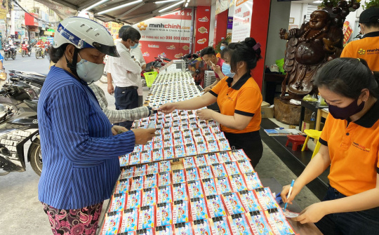 Bộ Tài chính nói gì về ý kiến “không quản lý được thì cấm” mua bán xổ số online, mua hộ vé số?