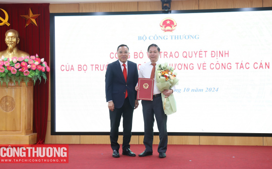 Trao quyết định bổ nhiệm Phó Cục trưởng Cục Điện lực và Năng lượng tái tạo