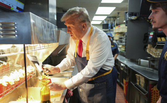 Quốc tế nổi bật: Ông Donald Trump làm việc tại McDonald