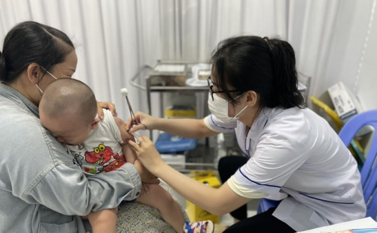 Hà Nội: Gần 23.000 trẻ từ 1-5 tuổi được tiêm vắc xin phòng bệnh sởi