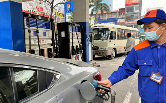 Giá xăng dầu hôm nay 24/10: Giảm nhẹ, xăng E5RON92 giữ ở mức dưới 20.000 đồng/lít