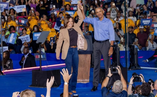 Quốc tế nổi bật: Bà Kamala Harris tập trung đến người da màu