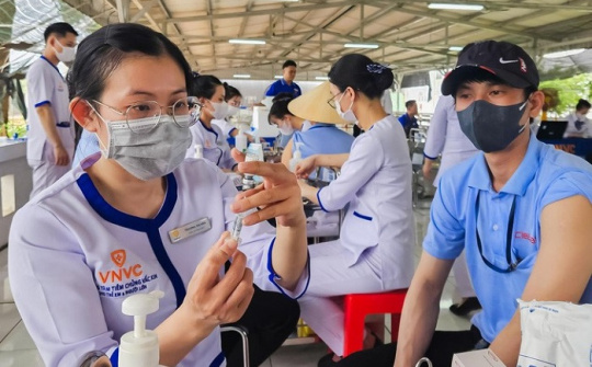 Nhiều Doanh nghiệp cho người lao động tiêm vắc xin sốt xuất huyết dịp cuối năm
