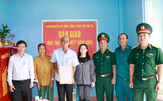 Công ty Nhiệt điện Vĩnh Tân bàn giao nhà Đại đoàn kết