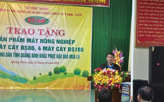 Tổng công ty VEAM trao tặng 24 máy cày Bông Sen cho người dân Quảng Bình