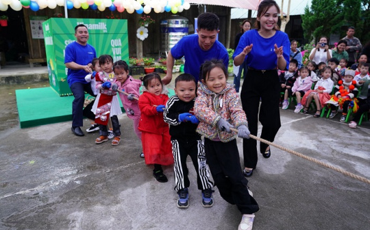Quỹ sữa Vươn cao Việt Nam mang quà ấm, sữa ngon đến với trẻ em vùng cao Tuyên Quang