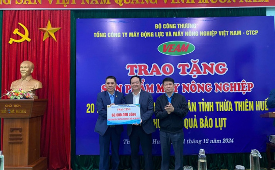 VEAM trao tặng 82 chiếc máy nông nghiệp và 180 triệu hỗ trợ người dân 4 tỉnh miền Trung khắc phục hậu quả bão lũ