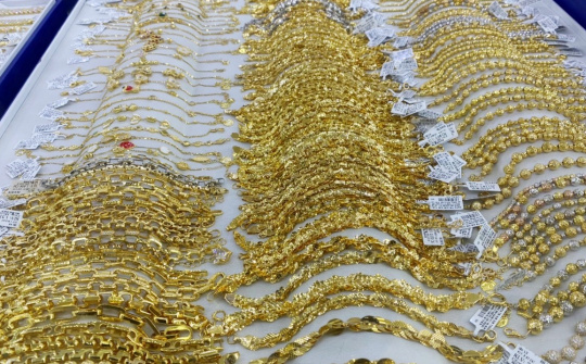 Cần Thơ: Tạm giữ 48 sản phẩm kim loại màu trắng, màu vàng có dấu hiệu giả mạo nhãn hiệu