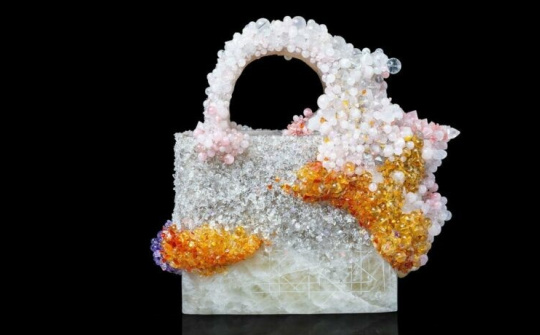 Túi Lady Dior được đính hàng nghìn viên đá thạch anh của Việt Nam