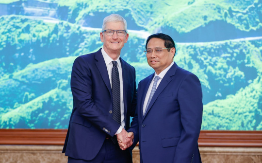 CEO Tim Cook: Apple cam kết mua nhiều hơn các linh phụ kiện sản xuất tại Việt Nam