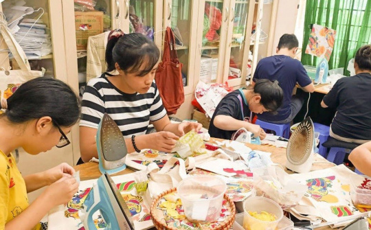 Hồi sinh vụn lụa thành những bức tranh