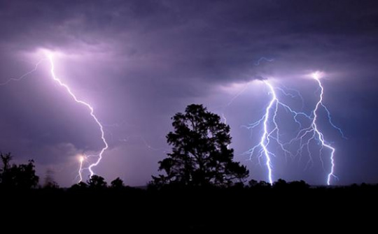 Tin cảnh báo dông, tố, lốc, sét, mưa đá và mưa lớn cục bộ trên phạm vi nội thành Hà Nội