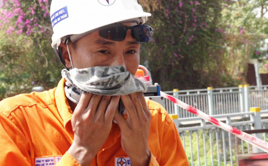 Công nhân ngành Điện TP.HCM “bám trụ” giữa trời nắng nóng 41 độ C