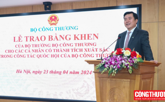 Bộ Công Thương trao Bằng khen cho các cá nhân có đóng góp xuất sắc trong công tác Quốc hội