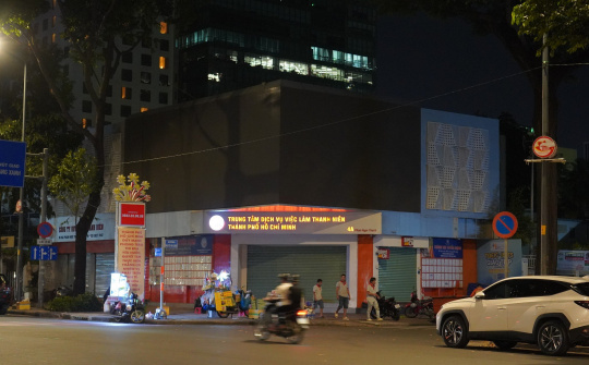 TP. HCM: Hàng loạt biển quảng cáo, trang trí lớn tắt điện sau 22h để tiết kiệm điện
