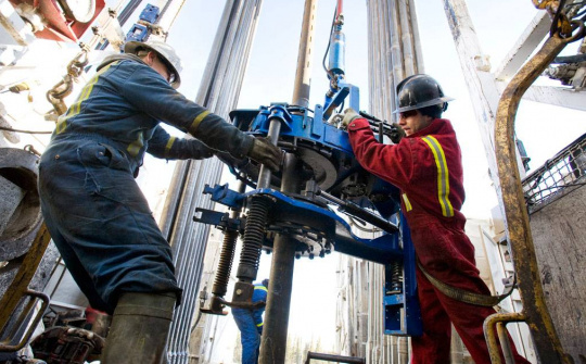 Giá xăng dầu hôm nay 2/5: Lao dốc, Fed có thể giảm lãi suất vào cuối năm nay