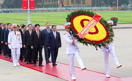 Lãnh đạo Đảng, Nhà nước và các đại biểu Quốc hội vào lăng viếng Chủ tịch Hồ Chí Minh trước khai mạc Kỳ họp thứ 7