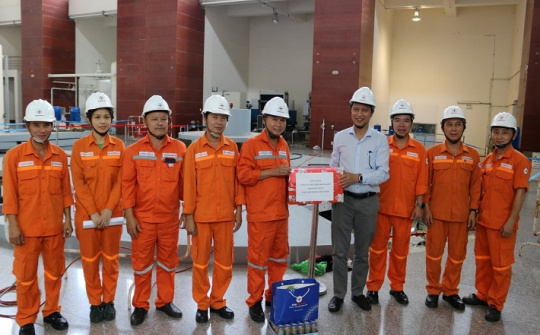 Thủy điện Buôn Kuốp: Tặng quà người lao động tham gia Đại tu Tổ máy H1