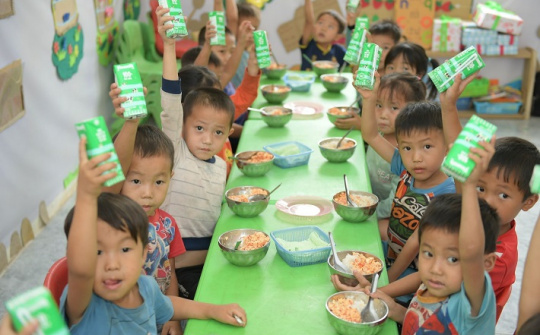 Vinamilk & Quỹ Sữa Vươn Cao Việt Nam năm thứ 17: Thêm nhiều bữa ăn có sữa cho trẻ em