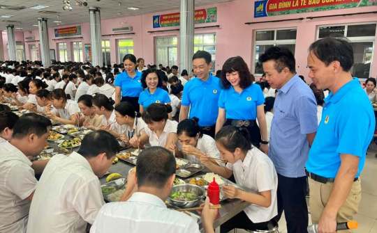 “Bữa cơm Công đoàn” May 10: Gần gũi, thân tình sẻ chia với người lao động