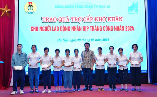 Công đoàn May 10 trao 76 suất quà hỗ trợ đoàn viên, người lao động có hoàn cảnh khó khăn.