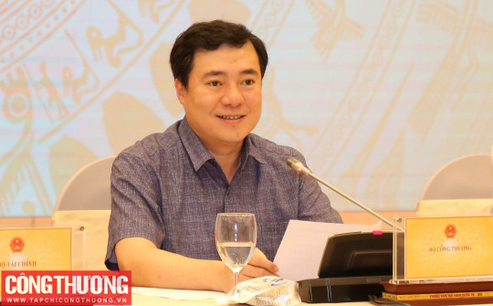 Sớm trình Chính phủ cơ chế khuyến khích phát triển điện mặt trời mái nhà tự sản tự tiêu