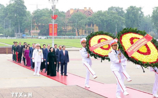 Lãnh đạo Đảng, Nhà nước vào Lăng viếng Bác nhân dịp 70 năm Chiến thắng Điện Biên Phủ